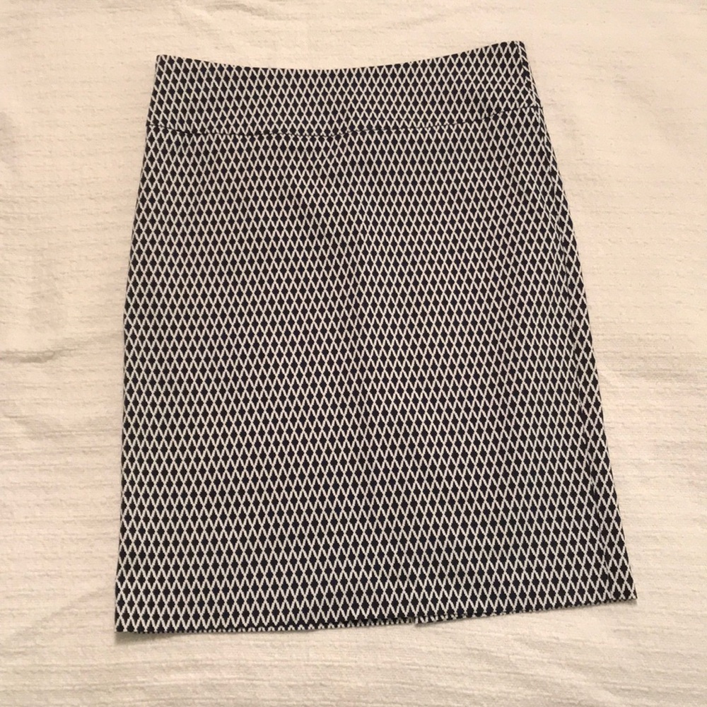 Margaret M stretch pencil skirt. Navy with white.